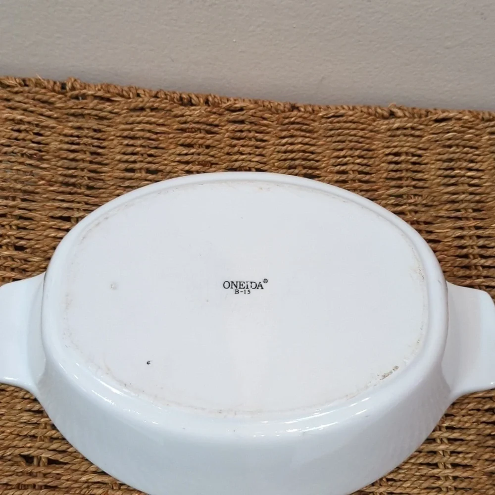 Oneida B-15 Buffalo Bright White 1 1/2 qt. Casserole Dish